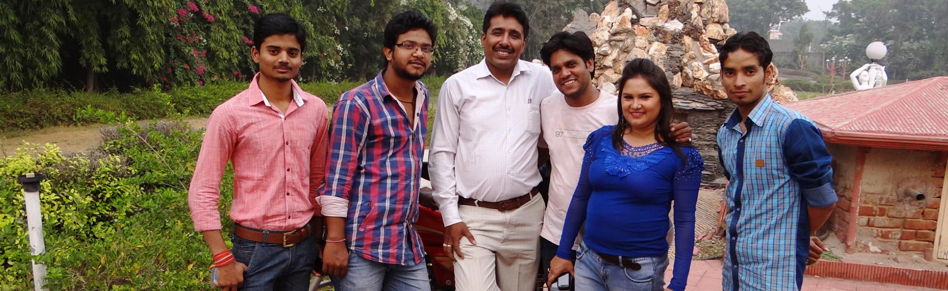The cast and crew of Trisna Films® posing together at an outdoor location in Delhi NCR during the production of a short film. Fixer in quito, fixer in Ecuador. Line producer in quito, line producer in Ecuador.